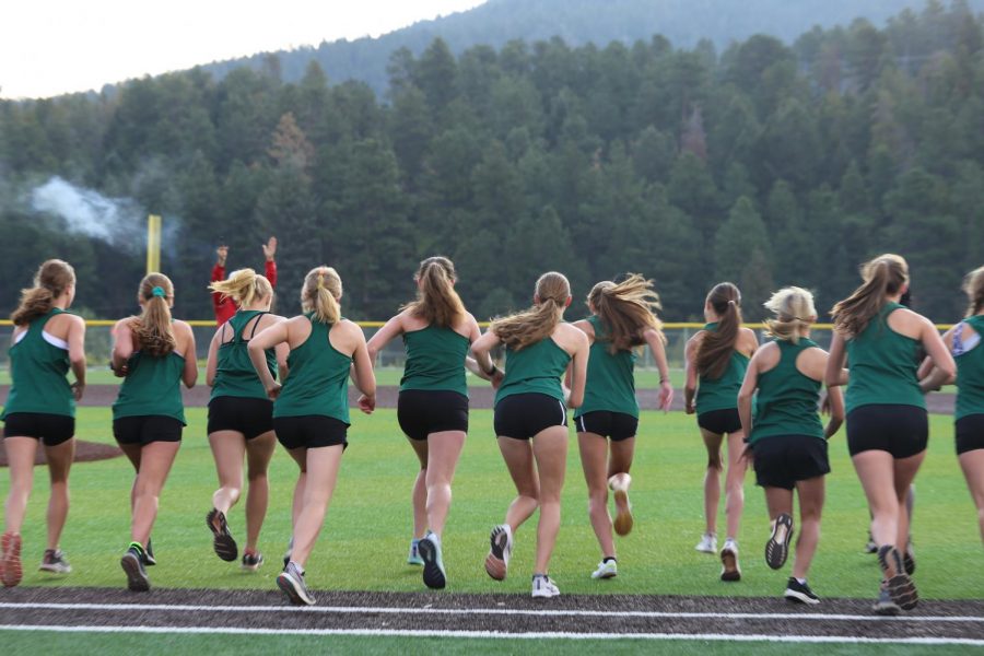 The+girls+cross+country+team+starts+their+race+against+DEvelyn+on+the+Conifer+climb.