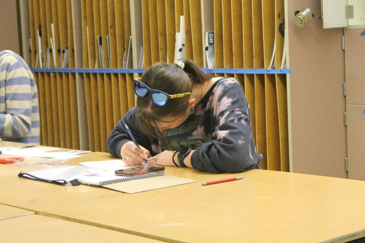 Senior Evelyn Bly draws in the art therapy lab on Tuesday, January 20th. Students joined the lab to process their internal emotions through physical art. They then shared their pieces with each other at the end of the lab. “[AI] takes away from the creativity of being inherently human,” junior Annika Pulkrabek said. 