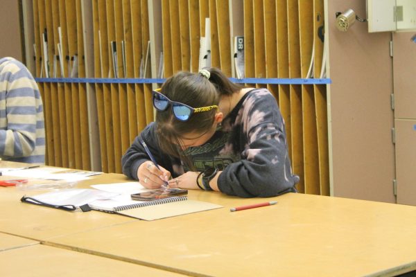 Senior Evelyn Bly draws in the art therapy lab on Tuesday, January 20th. Students joined the lab to process their internal emotions through physical art. They then shared their pieces with each other at the end of the lab. “[AI] takes away from the creativity of being inherently human,” junior Annika Pulkrabek said. 